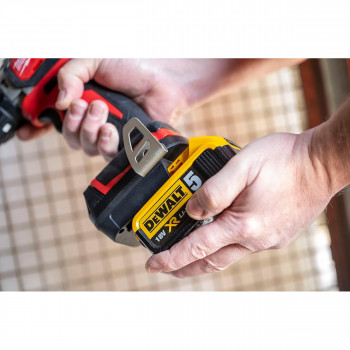 Badaptor adapters DEWALT XR baterija uz MILWAUKEE 18V instrumentu